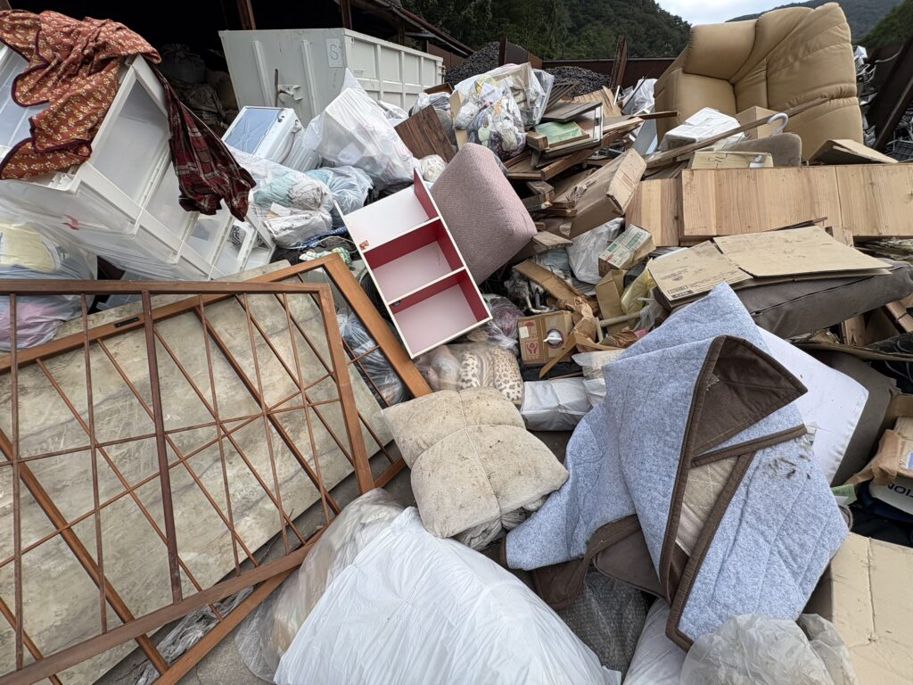 リサイクルセンターに集まった家具・布団・衣類・段ボールなどの不用品