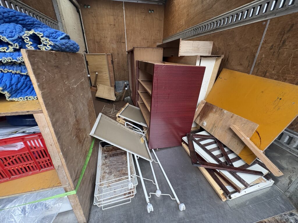 トラックの荷台に積んだ回収した家具や棚