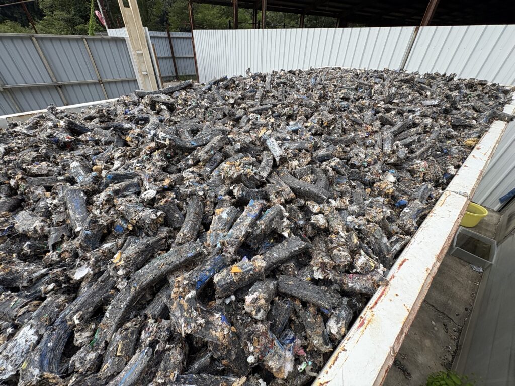 紙・プラスチック・木くず・布を破砕して圧縮した固形燃料の原料