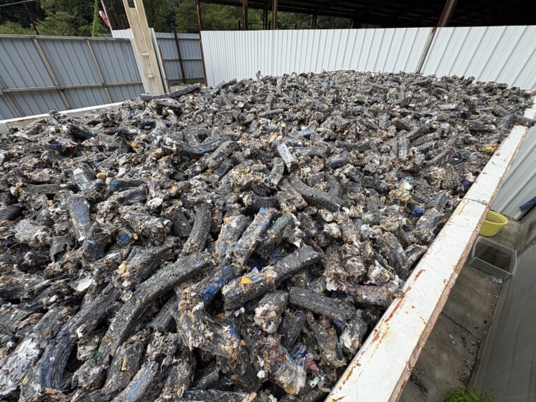 紙・プラスチック・木くず・布を破砕して圧縮した固形燃料の原料