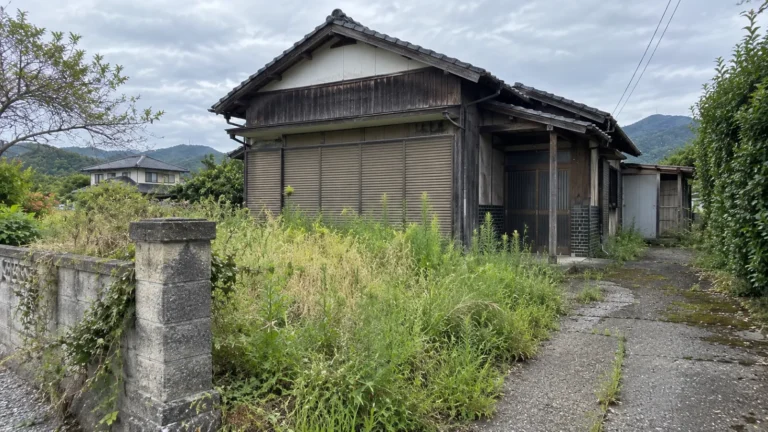 草が伸びた古い木造の空き家