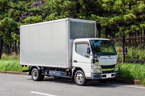 不用品回収に使う2トントラック(箱車)