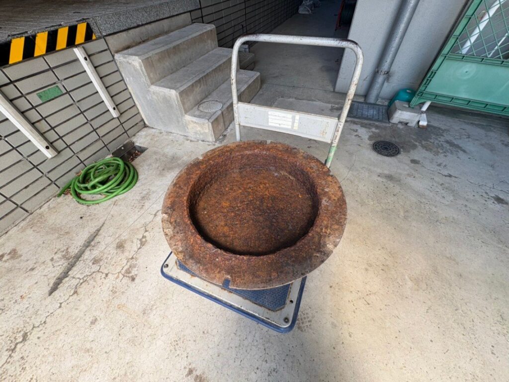 回収した鉄製のマンホールの枠とふた（徳島市）