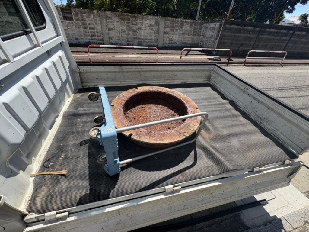 軽トラックの荷台に積んだ鉄製のマンホール